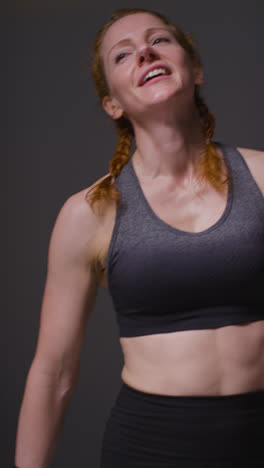 Foto-De-Estudio-De-Vídeo-Vertical-De-Una-Mujer-Madura-Usando-Ropa-De-Gimnasio-Haciendo-Ejercicio-De-Escalador-De-Montaña-1